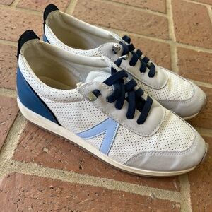 Mia Girls shoes Size 4